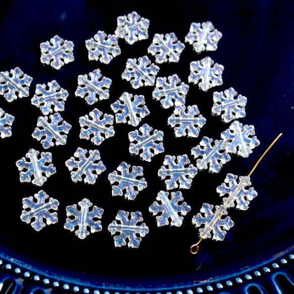 40個★11.5mm雪　雪の結晶　雪の樹脂ビーズ  ホワイト×ブルーグリッター 1枚目の画像