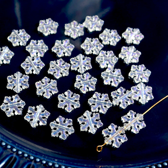40個★11.5mm雪　雪の結晶　雪の樹脂ビーズ  ホワイト×ブルーグリッター 10枚目の画像