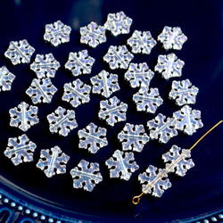 40個★11.5mm雪　雪の結晶　雪の樹脂ビーズ  ホワイト×ブルーグリッター 5枚目の画像