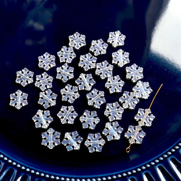 40個★11.5mm雪　雪の結晶　雪の樹脂ビーズ  ホワイト×ブルーグリッター 18枚目の画像