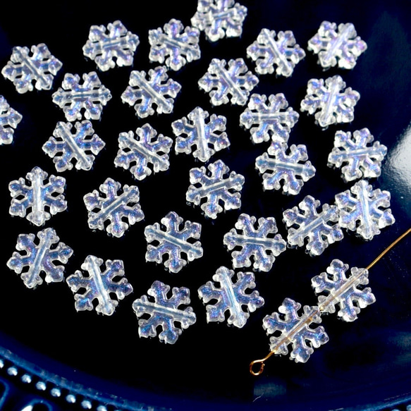 40個★11.5mm雪　雪の結晶　雪の樹脂ビーズ  ホワイト×ブルーグリッター 16枚目の画像
