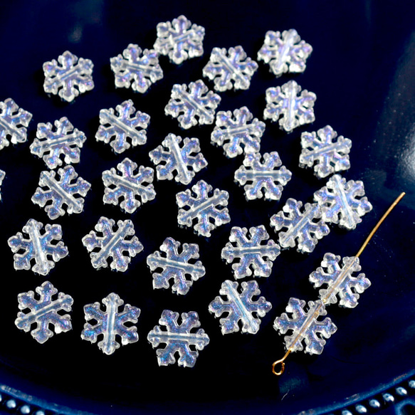 40個★11.5mm雪　雪の結晶　雪の樹脂ビーズ  ホワイト×ブルーグリッター 11枚目の画像