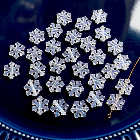 40個★11.5mm雪　雪の結晶　雪の樹脂ビーズ  ホワイト×ブルーグリッター 4枚目の画像