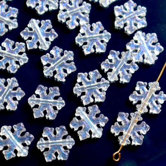 40個★11.5mm雪　雪の結晶　雪の樹脂ビーズ  ホワイト×ブルーグリッター 19枚目の画像