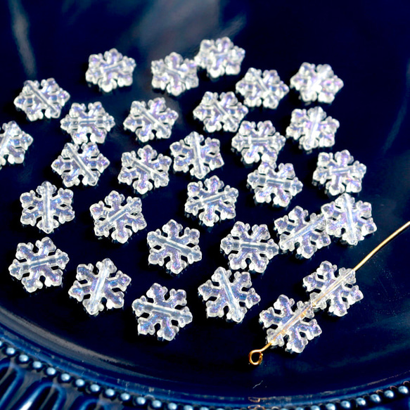 40個★11.5mm雪　雪の結晶　雪の樹脂ビーズ  ホワイト×ブルーグリッター 9枚目の画像