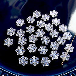 40個★11.5mm雪　雪の結晶　雪の樹脂ビーズ  ホワイト×ブルーグリッター 3枚目の画像