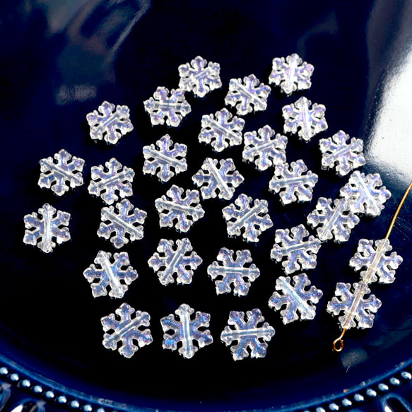 40個★11.5mm雪　雪の結晶　雪の樹脂ビーズ  ホワイト×ブルーグリッター 3枚目の画像