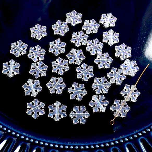 40個★11.5mm雪　雪の結晶　雪の樹脂ビーズ  ホワイト×ブルーグリッター 13枚目の画像