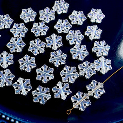 40個★11.5mm雪　雪の結晶　雪の樹脂ビーズ  ホワイト×ブルーグリッター 15枚目の画像