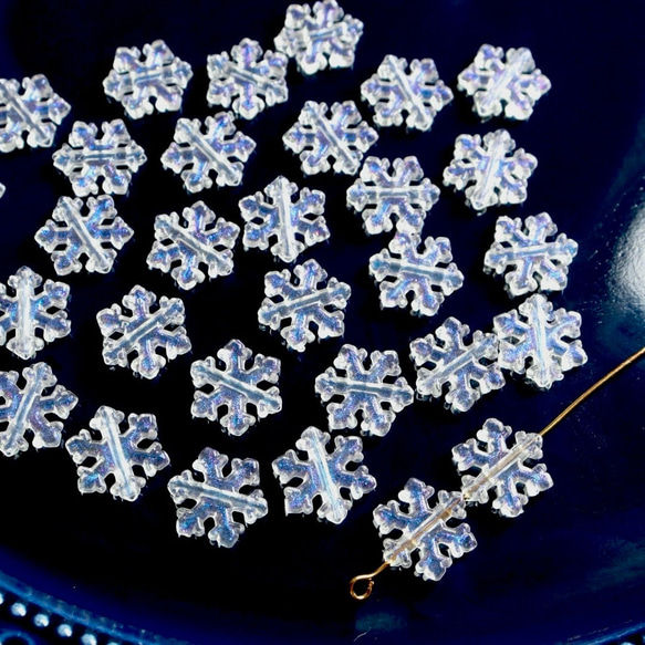 40個★11.5mm雪　雪の結晶　雪の樹脂ビーズ  ホワイト×ブルーグリッター 15枚目の画像