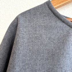 ウール混ストレッチフランネルのバックフリルブラウス/グレー 7枚目の画像