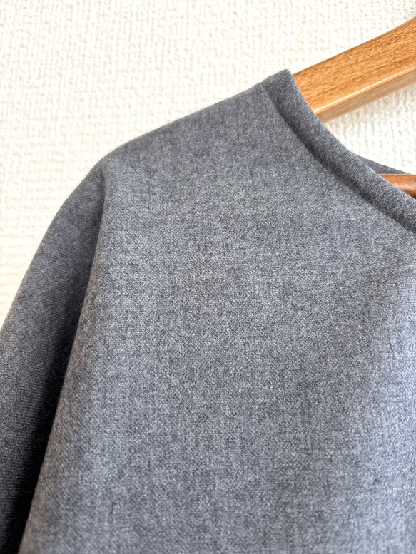 ウール混ストレッチフランネルのバックフリルブラウス/グレー 7枚目の画像