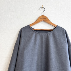 ウール混ストレッチフランネルのバックフリルブラウス/グレー 5枚目の画像