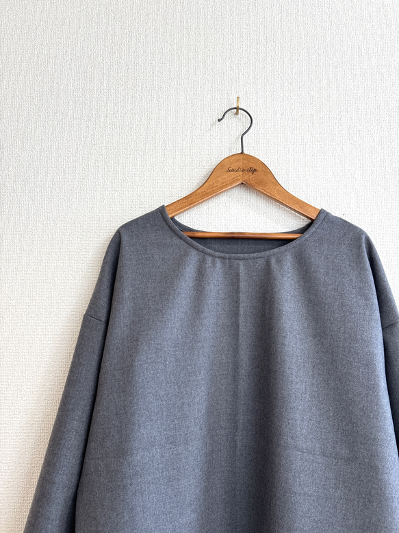 ウール混ストレッチフランネルのバックフリルブラウス/グレー 5枚目の画像