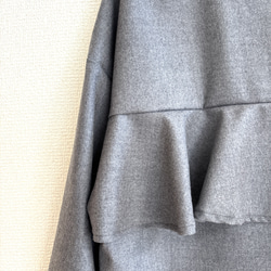 ウール混ストレッチフランネルのバックフリルブラウス/グレー 2枚目の画像