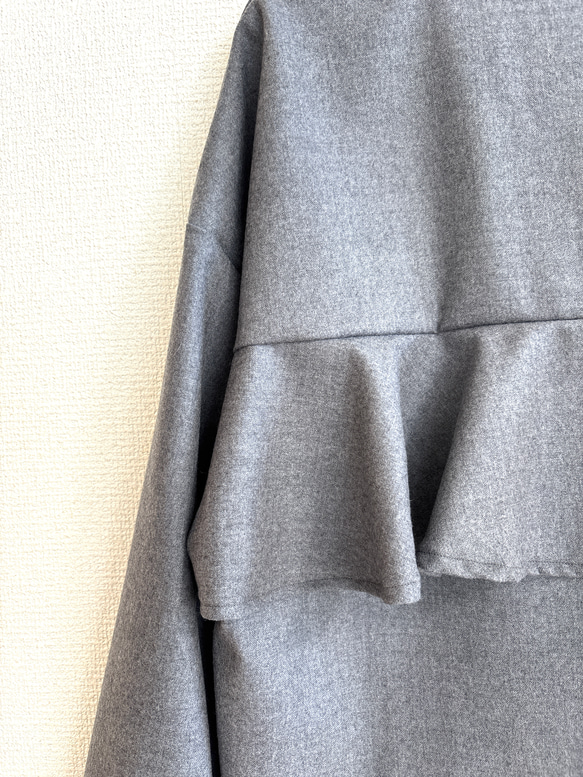 ウール混ストレッチフランネルのバックフリルブラウス/グレー 2枚目の画像