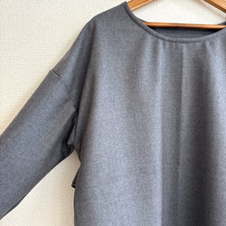 ウール混ストレッチフランネルのバックフリルブラウス/グレー 3枚目の画像