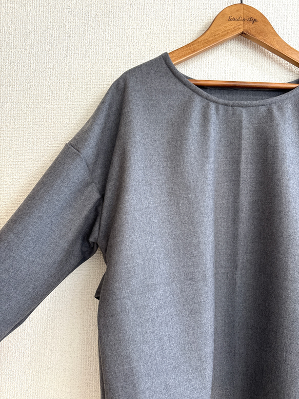 ウール混ストレッチフランネルのバックフリルブラウス/グレー 3枚目の画像