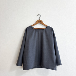 ウール混ストレッチフランネルのバックフリルブラウス/グレー 4枚目の画像