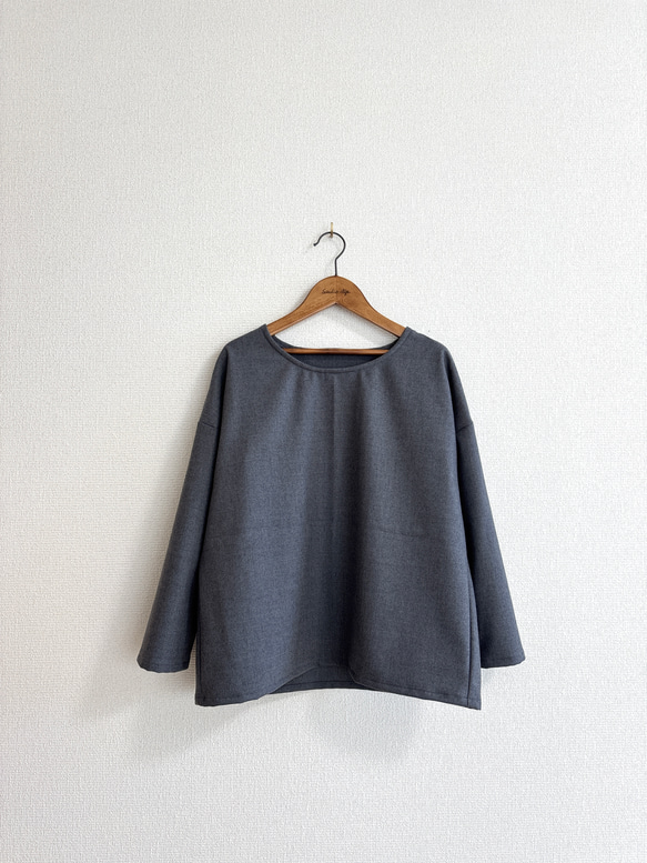 ウール混ストレッチフランネルのバックフリルブラウス/グレー 4枚目の画像