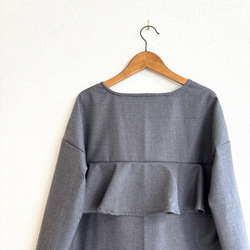 ウール混ストレッチフランネルのバックフリルブラウス/グレー 6枚目の画像