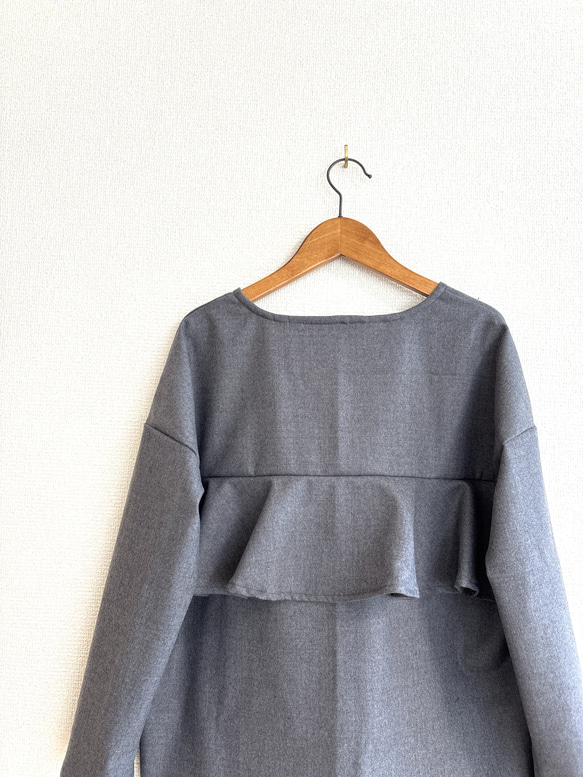 ウール混ストレッチフランネルのバックフリルブラウス/グレー 6枚目の画像