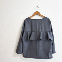 ウール混ストレッチフランネルのバックフリルブラウス/グレー 1枚目の画像