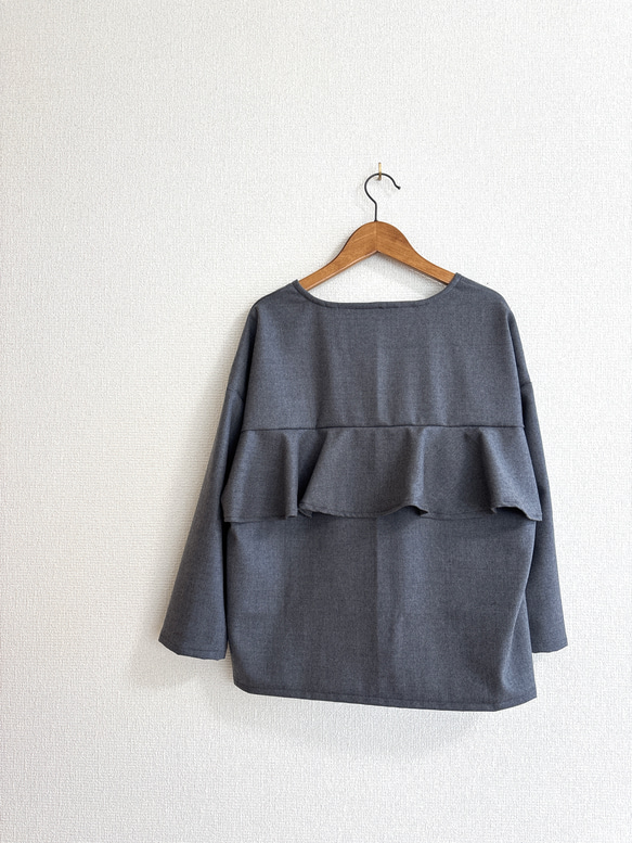ウール混ストレッチフランネルのバックフリルブラウス/グレー 1枚目の画像