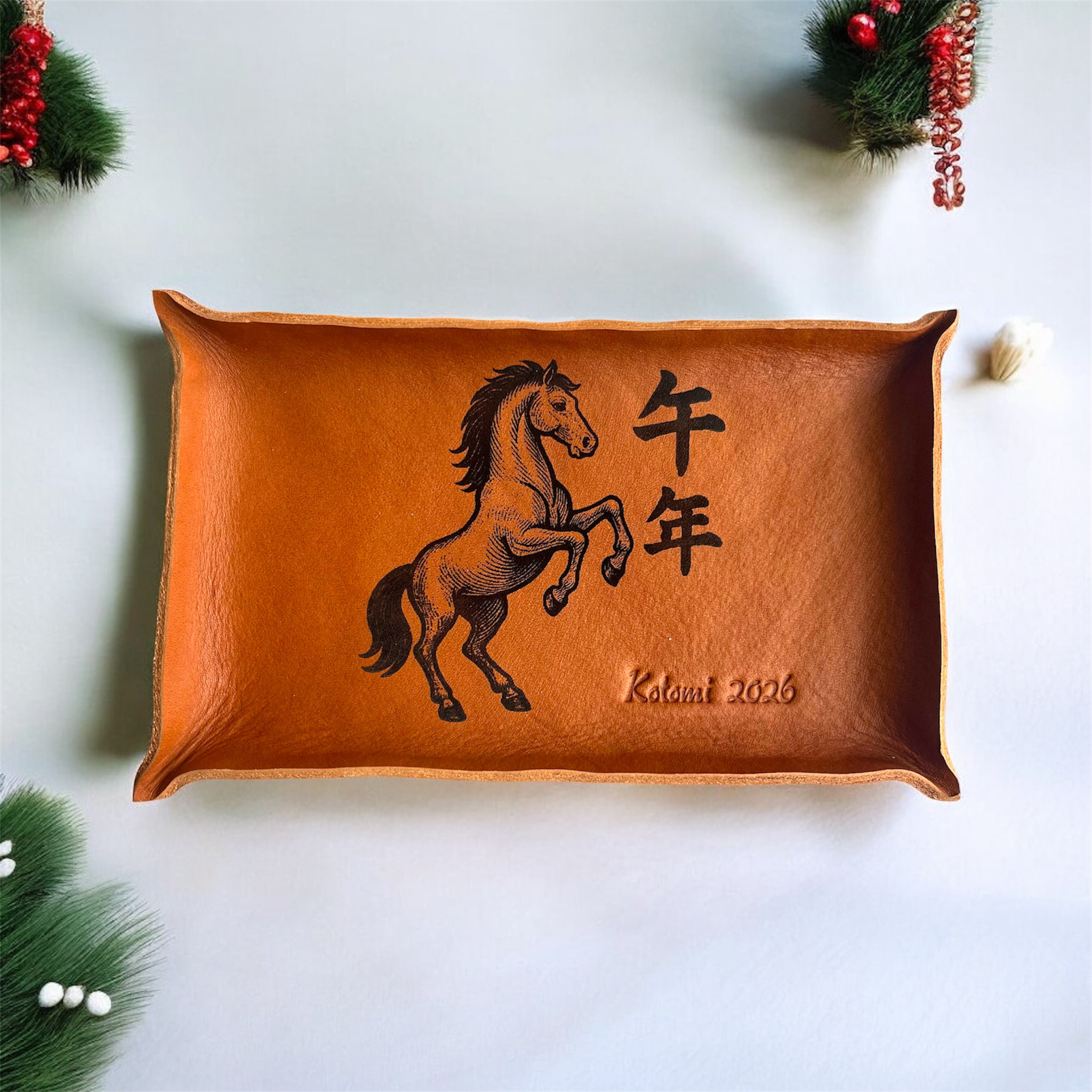 【名入れ】干支午（うま）レザートレー｜2026年記念｜午年レザートレイ｜新年・出産祝いギフトに　午年　レザートレイ　刻印