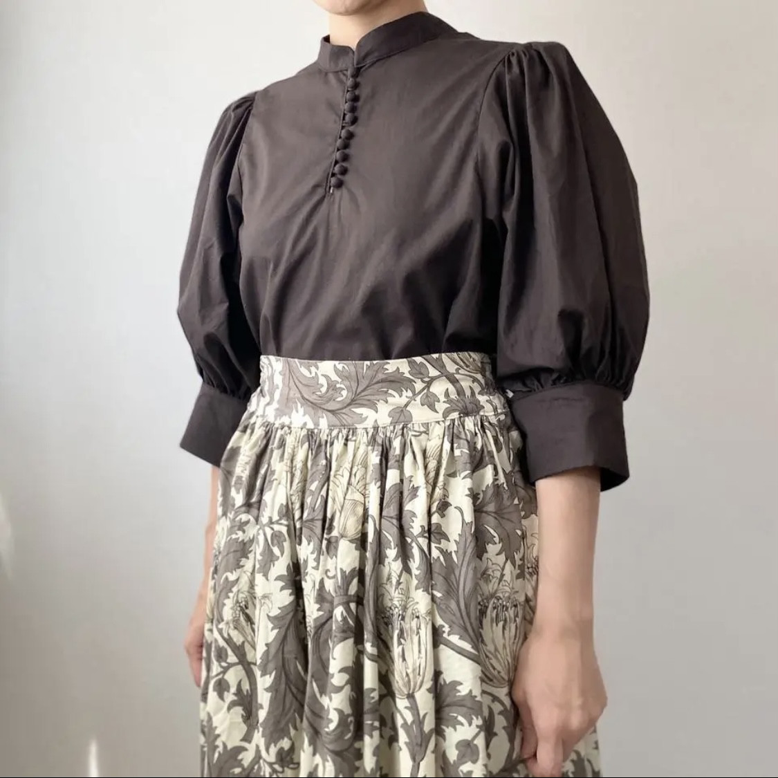 珈琲はいかが(8wayﾌﾞﾗｳｽ)くるみボタン　カフス　クラシック　前後　袖丈2way スタンドカラー　パフスリーブ