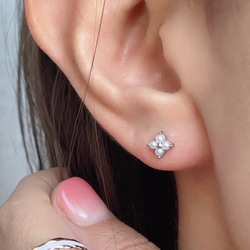 つけっぱなし♡OK! 四つ葉 フラワー パール ピアス/金属アレルギー対応 サージカルステンレス 1枚目の画像