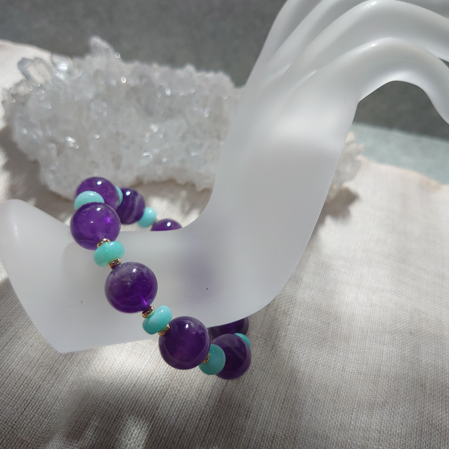 アメジストとアマゾナイトの個性派ブレスレット　素敵な逸品