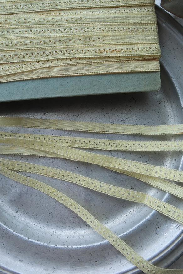 フランス 78㎝ アンティークレース　3種の柄 C1094 クリーム 1枚目の画像