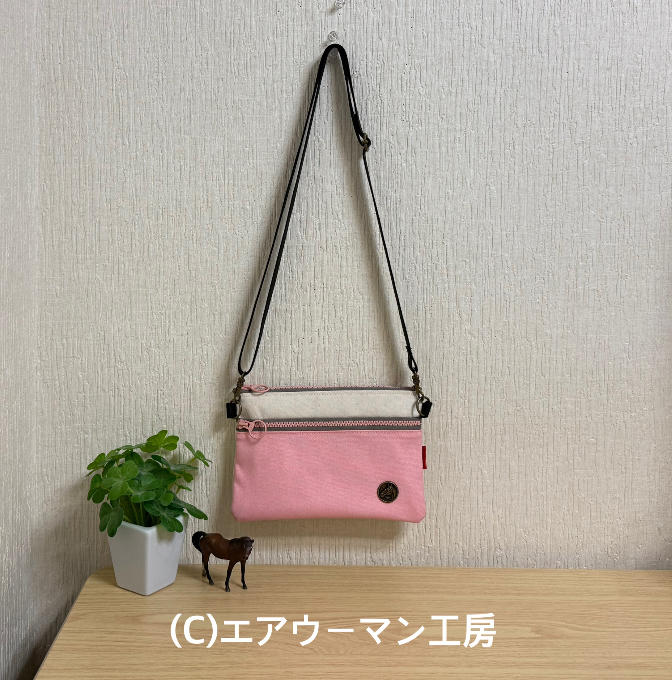 スペイン製の馬のメタルボタンを縫い付けた１１号帆布で作った入れ口ファスナーの横長スマホポシェット