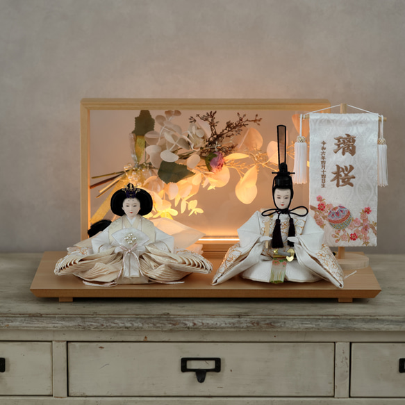 凛としたお顔立ち♪フラワーアート+LEDライティング♪名前旗つき★ 1枚目の画像