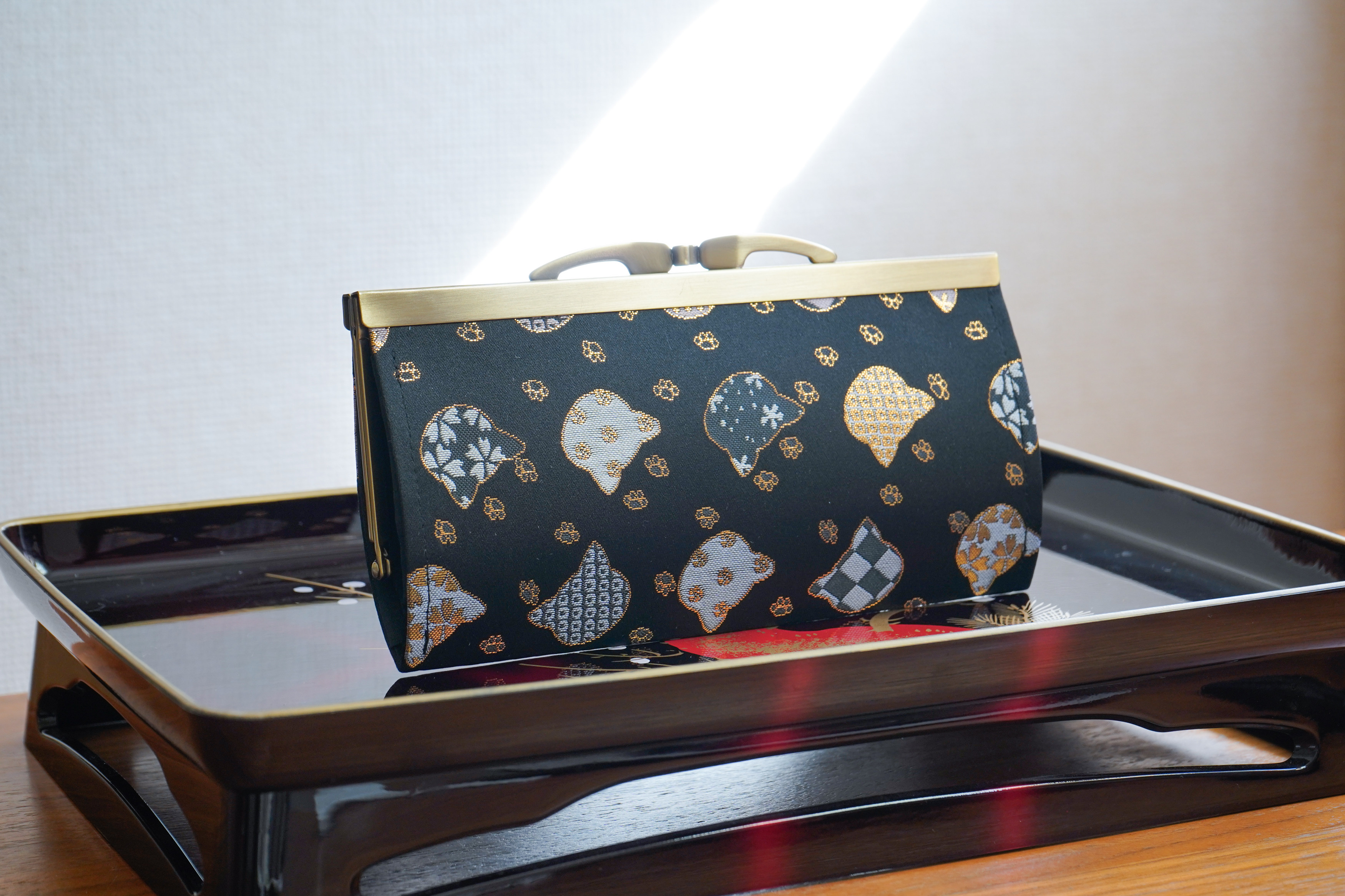 可愛いネコと肉球の金襴織物でがま口薄型長財布＊愛らしいレトロモダン＊ブラック・黒