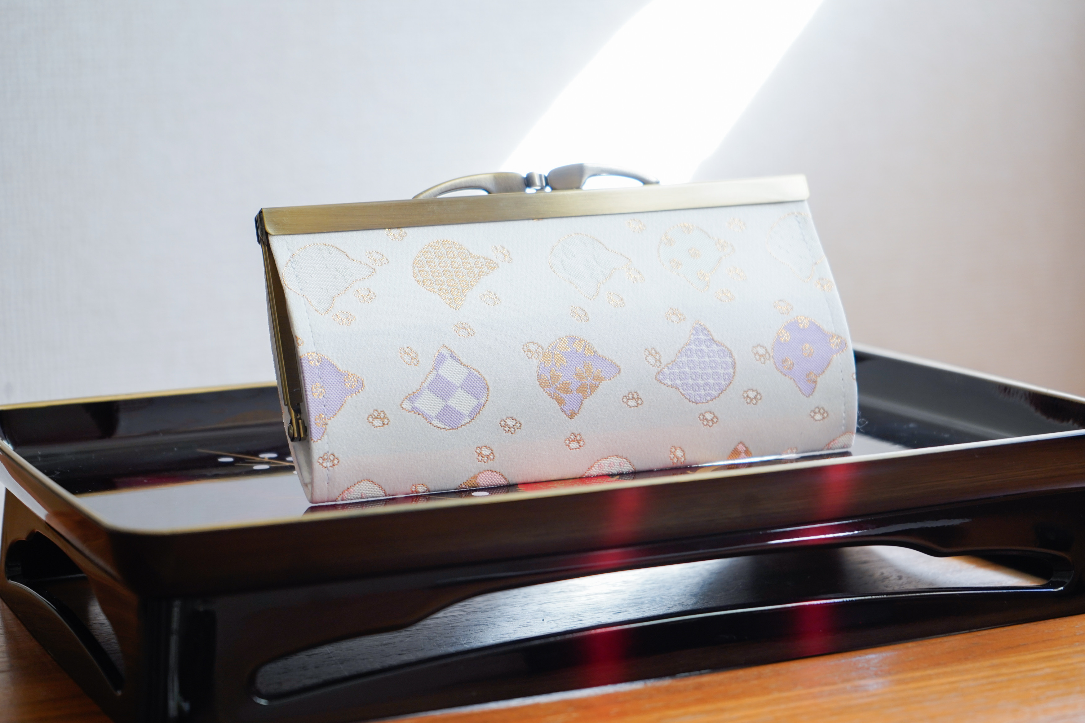 可愛いネコと肉球の金襴織物でがま口薄型長財布＊愛らしいレトロモダン＊ホワイト・白