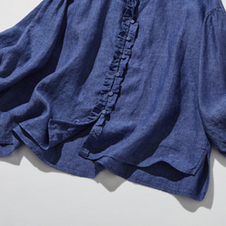 季節を問わず活躍する万能アイテム　フランス産リネン　リネンブラウス　紺色　250213-3 3枚目の画像