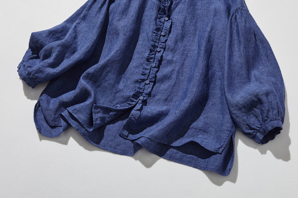 季節を問わず活躍する万能アイテム　フランス産リネン　リネンブラウス　紺色　250213-3 3枚目の画像