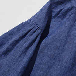 季節を問わず活躍する万能アイテム　フランス産リネン　リネンブラウス　紺色　250213-3 6枚目の画像