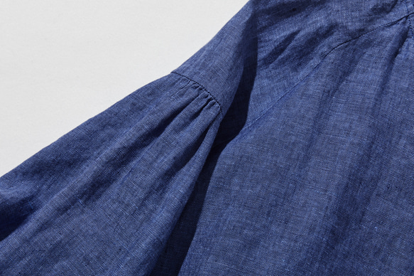 季節を問わず活躍する万能アイテム　フランス産リネン　リネンブラウス　紺色　250213-3 6枚目の画像