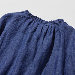 季節を問わず活躍する万能アイテム　フランス産リネン　リネンブラウス　紺色　250213-3 9枚目の画像