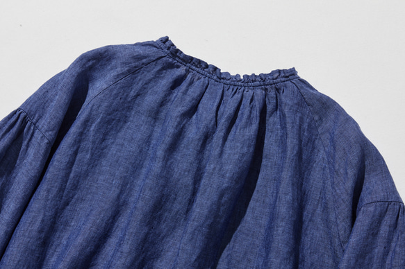 季節を問わず活躍する万能アイテム　フランス産リネン　リネンブラウス　紺色　250213-3 9枚目の画像