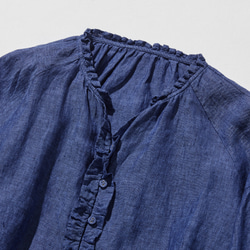 季節を問わず活躍する万能アイテム　フランス産リネン　リネンブラウス　紺色　250213-3 2枚目の画像