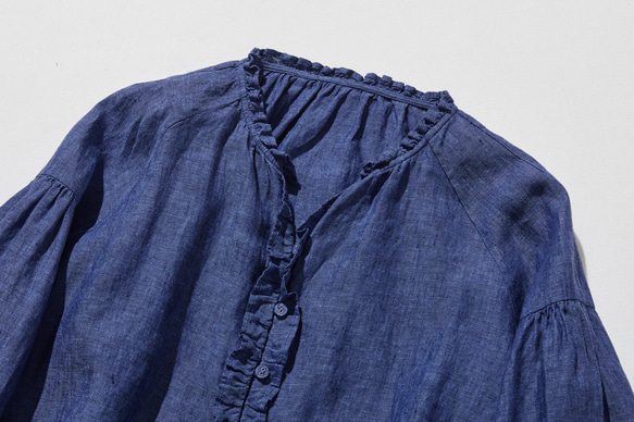 季節を問わず活躍する万能アイテム　フランス産リネン　リネンブラウス　紺色　250213-3 2枚目の画像