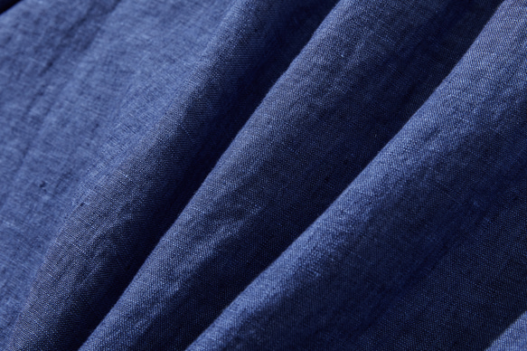 季節を問わず活躍する万能アイテム　フランス産リネン　リネンブラウス　紺色　250213-3 10枚目の画像