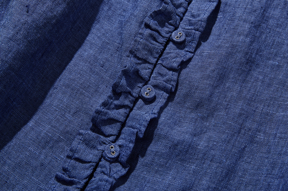 季節を問わず活躍する万能アイテム　フランス産リネン　リネンブラウス　紺色　250213-3 4枚目の画像