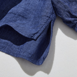季節を問わず活躍する万能アイテム　フランス産リネン　リネンブラウス　紺色　250213-3 5枚目の画像