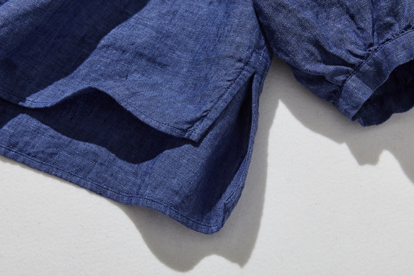 季節を問わず活躍する万能アイテム　フランス産リネン　リネンブラウス　紺色　250213-3 5枚目の画像