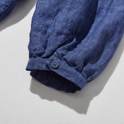 季節を問わず活躍する万能アイテム　フランス産リネン　リネンブラウス　紺色　250213-3 7枚目の画像